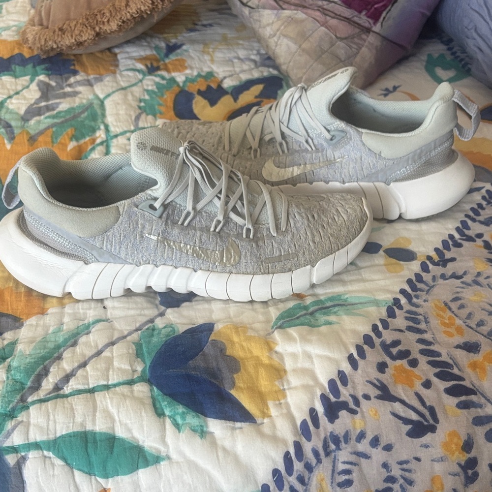 Nike Men's Free Tun 5.0 Light Gray and White Athletic Shoes - Picture 2 of 5